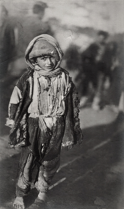 1922: in lompen gehuld Armeens kind in Beirout