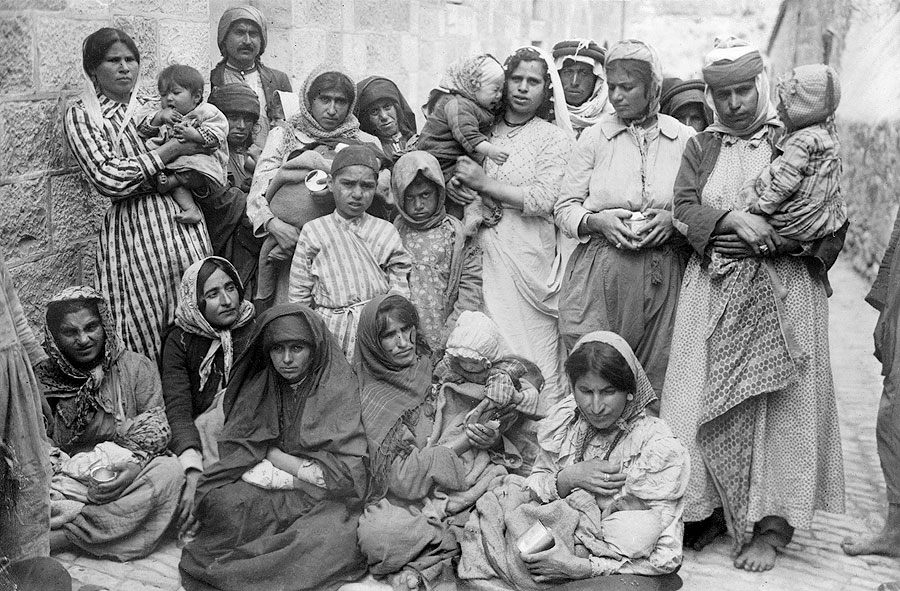 Armeense vluchtelingen bij het kamp van het Rode Kruis in Jeruzalem