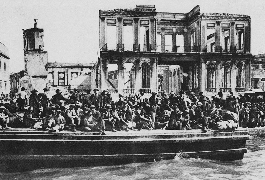 Inwoners van Smyrna vluchten massaal voor het Turkse leger met boten