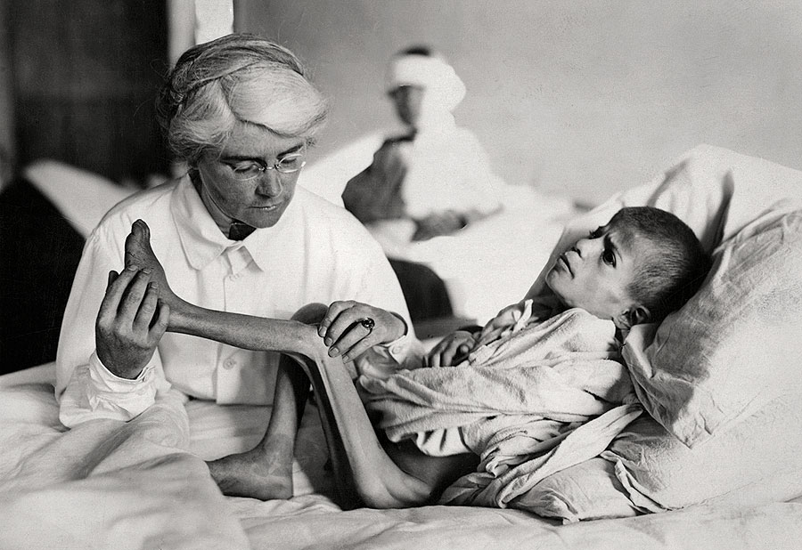 Dr. Mabel Elliot van het Near East Relief onderzoekt een ondervoed kind