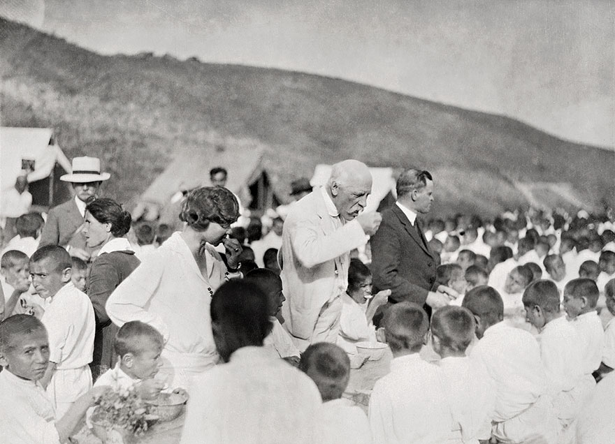 Nobelprijswinnaar Fridtjof Nansen proeft eten in een zomerkamp van het Near East Relief