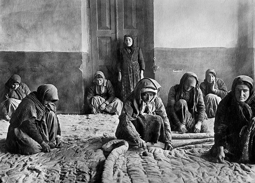 Armeense vrouwen in Alexandropol in Armenië maken bedspreien