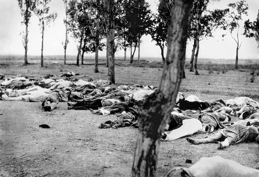 Vermoorde Armeniërs langs een weg
