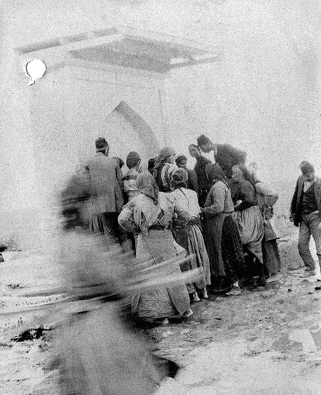 Konia 1915: gedeporteerde Armeniërs drinken water bij een fontein