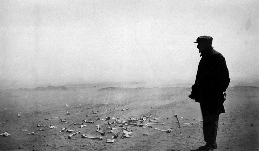 Overblijfselen van Armeniërs in de Syrische woestijn