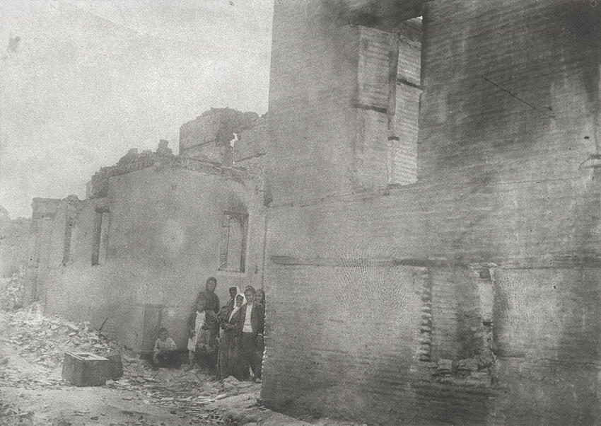 Armeense overlevenden van de pogroms in Tarsus, vlakbij Adana