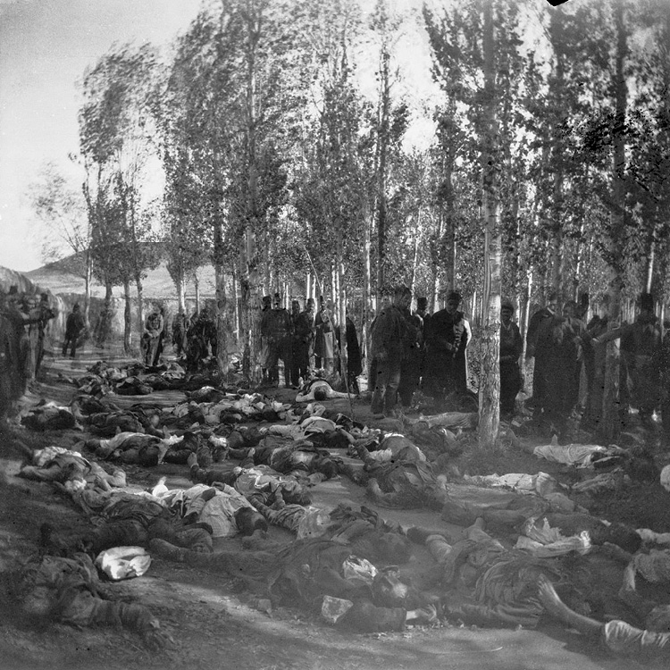 Lijken van Armeniërs worden verzameld om begraven te worden