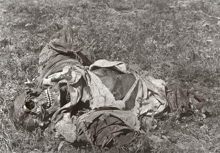 lijk van een vermoorde Armeniër langs de weg naar Haruniye