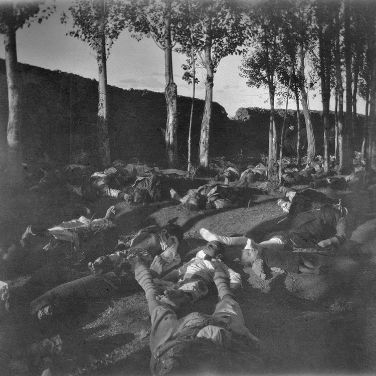 Lijken van Armeniërs op het Armeense kerkhof in Erzurum