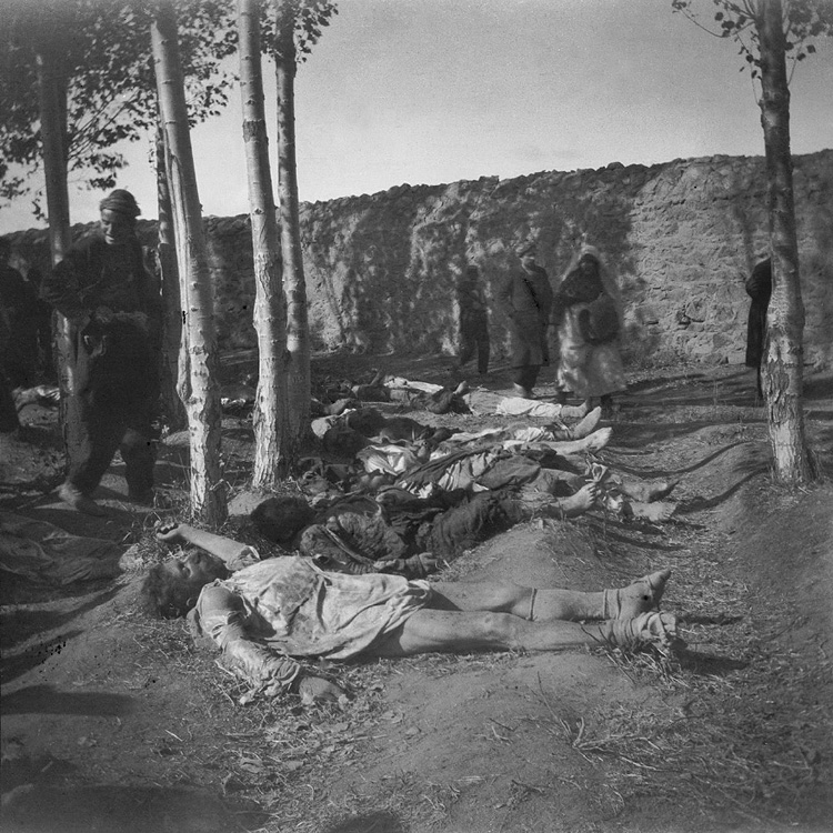 Lijken van Armeniërs op het Armeense kerkhof in Erzurum