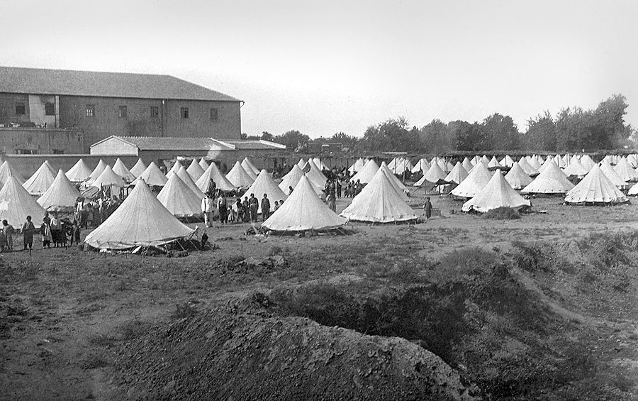 Tentenkamp voor Armeniërs die de pogroms overleefd hadden